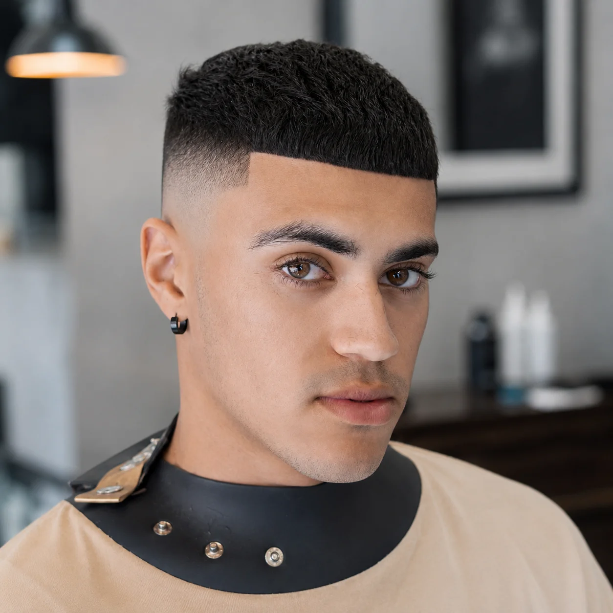 **Taper bald fade haircut** dengan **textured crop top dan clean lineup**, menampilkan gaya barbershop modern untuk pria dengan tampilan rapi, fresh, dan stylish.
